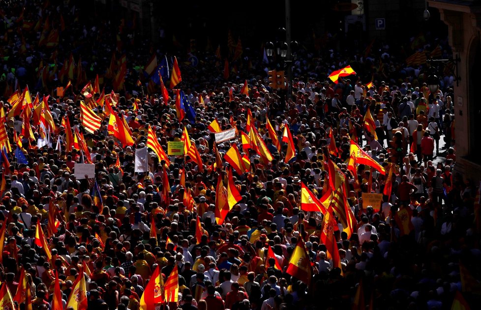 V Barceloně demonstrují tisíce odpůrců nezávislosti Katalánska
