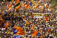 Obří demonstrace v Barceloně: Přes 300 tisíc lidí žádá propuštění politiků
