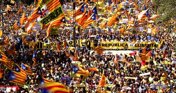 Obří demonstrace v Barceloně: Přes 300 tisíc lidí žádá propuštění politiků