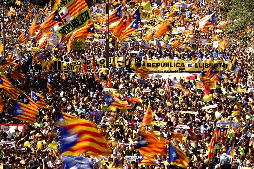 Mohutná demonstrace v Barceloně na podporu propuštění katalánských politiků (15. 4. 2018)