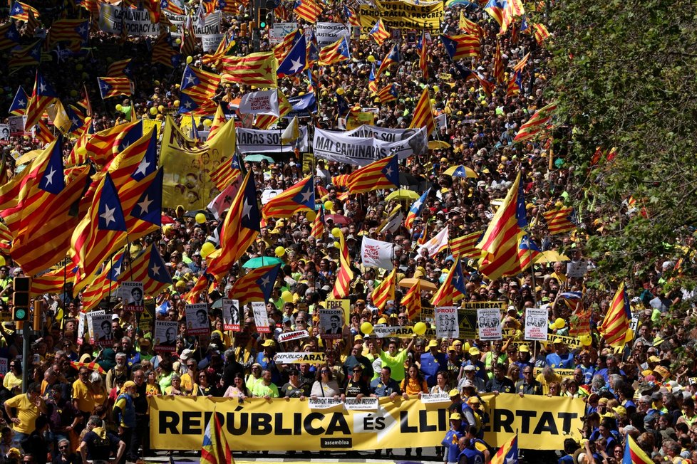 Mohutná demonstrace v Barceloně na podporu propuštění katalánských politiků (15. 4. 2018)