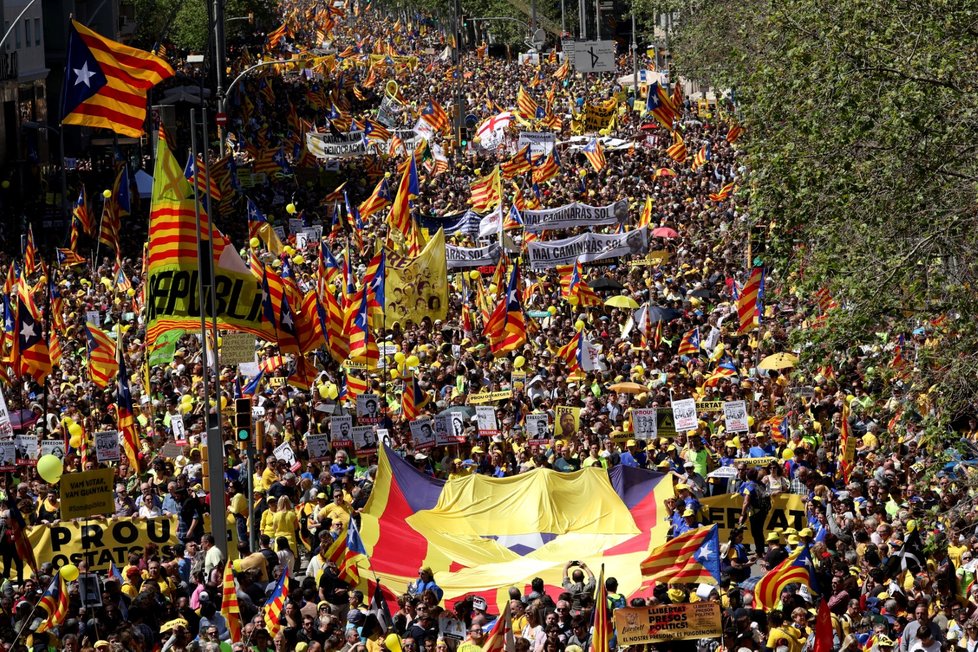 Mohutná demonstrace v Barceloně na podporu propuštění katalánských politiků (15. 4. 2018)