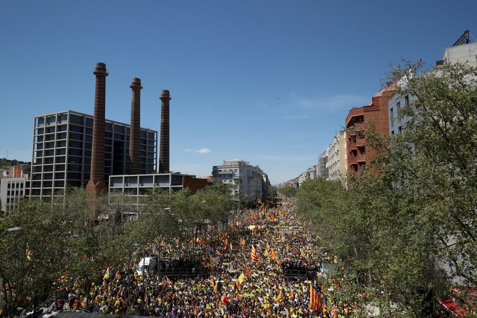 Mohutná demonstrace v Barceloně na podporu propuštění katalánských politiků (15. 4. 2018)