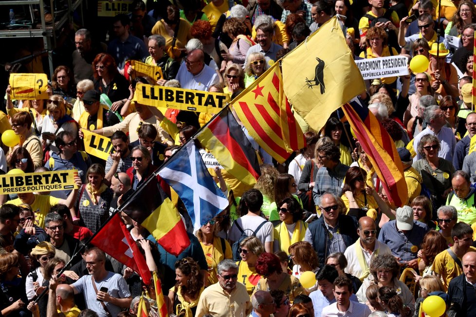 Mohutná demonstrace v Barceloně na podporu propuštění katalánských politiků (15. 4. 2018)