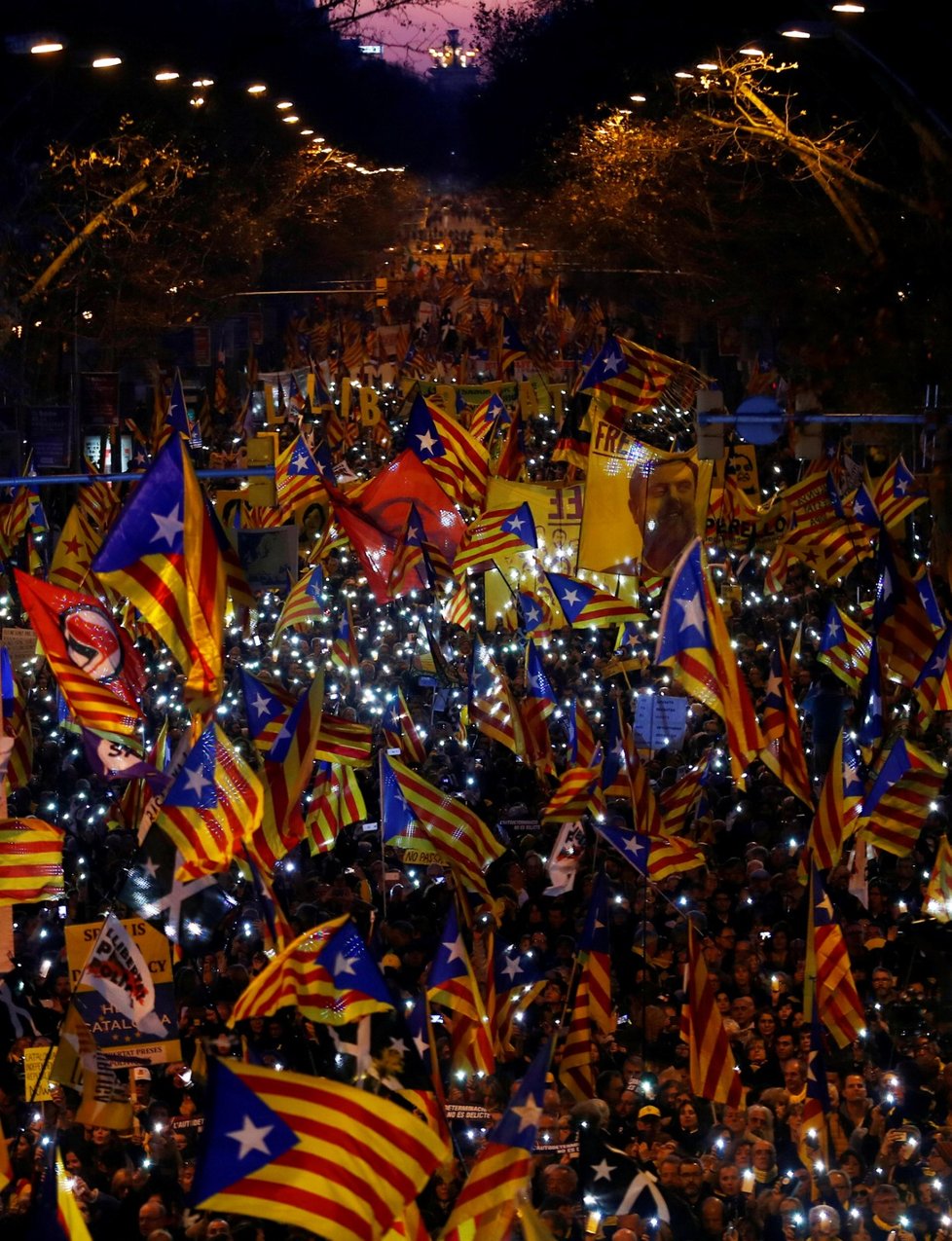 „Svobodu pro politické vězně!“ V Barceloně demonstrují separatisté