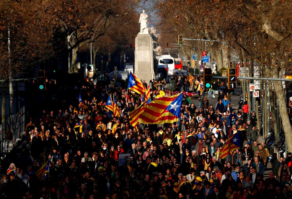 „Svobodu pro politické vězně!“ V Barceloně demonstrují separatisté