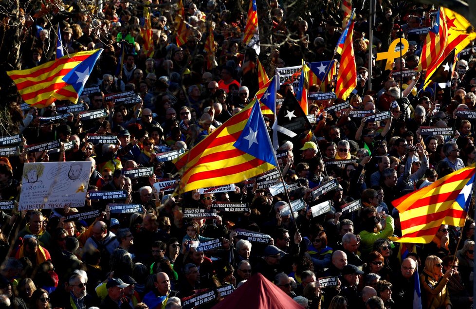 „Svobodu pro politické vězně!“ V Barceloně demonstrují separatisté