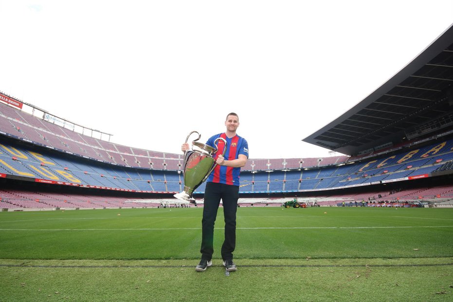 Tomáš Škurek přezdívaný Migueli s trofejí pro vítěze Ligy mistrů přímo na trávníku Camp Nou.