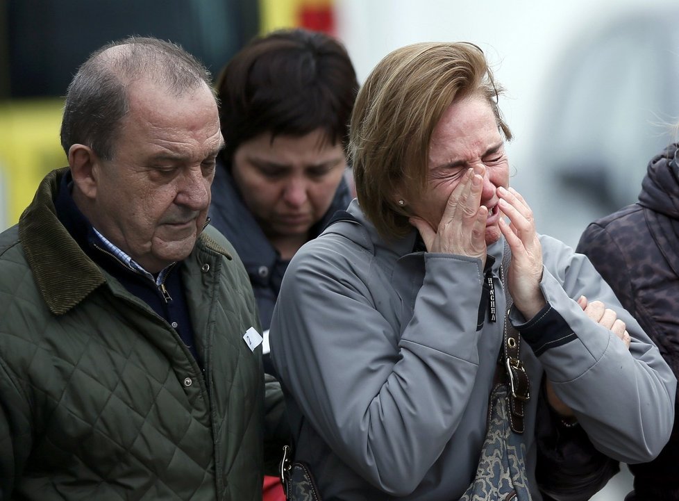 Pozůstalí obětí se na letišti v Barceloně dozvěděli o osudu Airbusu 320.