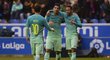 Hvězdy Barcelony slaví gól do sítě Alavésu