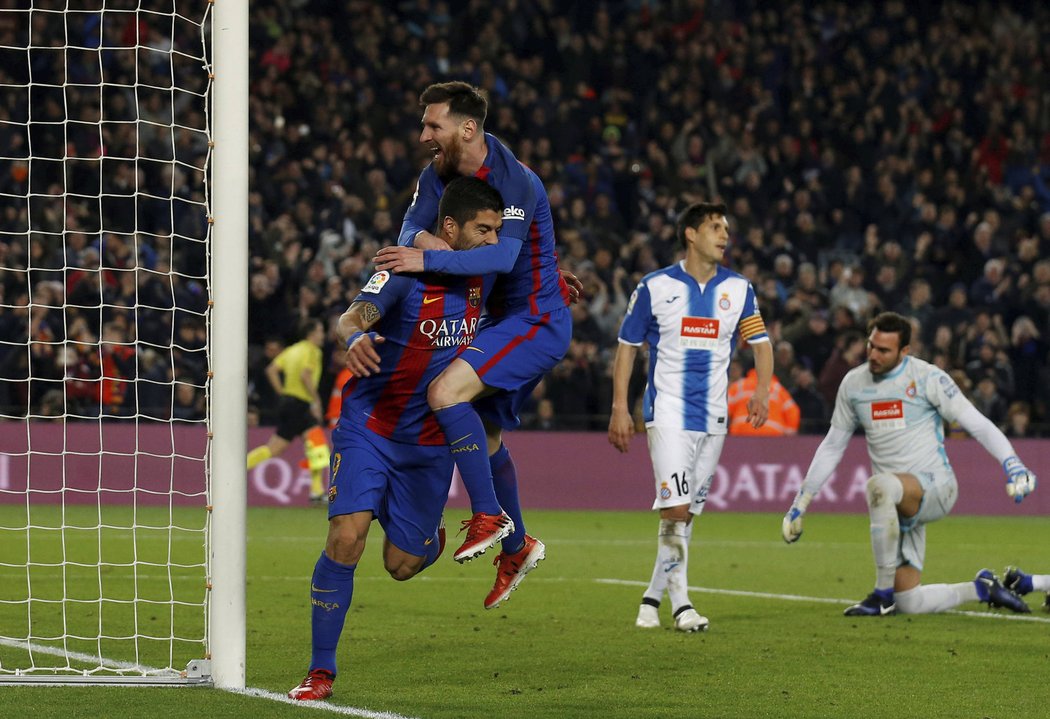 Hvězdy Barcelony Luis Suárez a Lionel Messi slaví gól proti Espanyolu