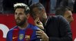 Naštvaného Lionela Messiho se snažil uklidnit trenér Barcelony Luis Enrique