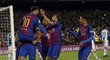 Fotbalisté Barcelony slaví gól do sítě Espanyolu