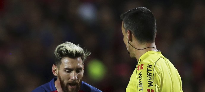 Hvězdný Lionel Messi přišel o kopačku, rozhodčí mu ale dal žlutou