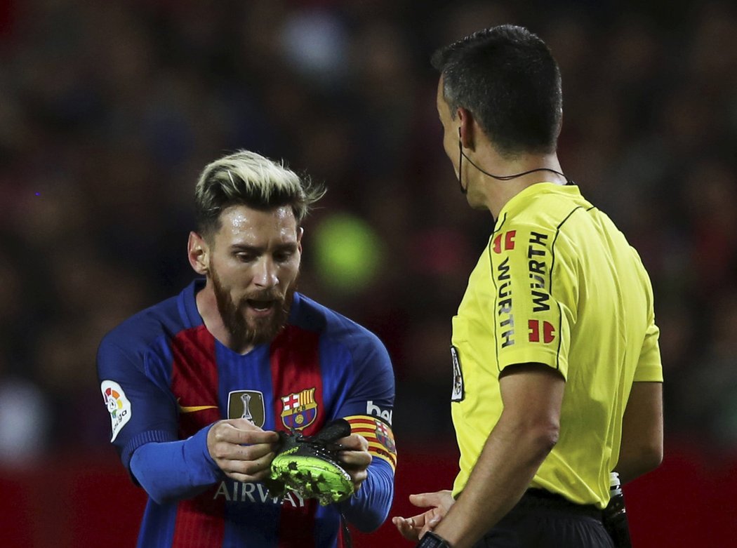 Hvězdný Lionel Messi přišel o kopačku, rozhodčí mu ale dal žlutou