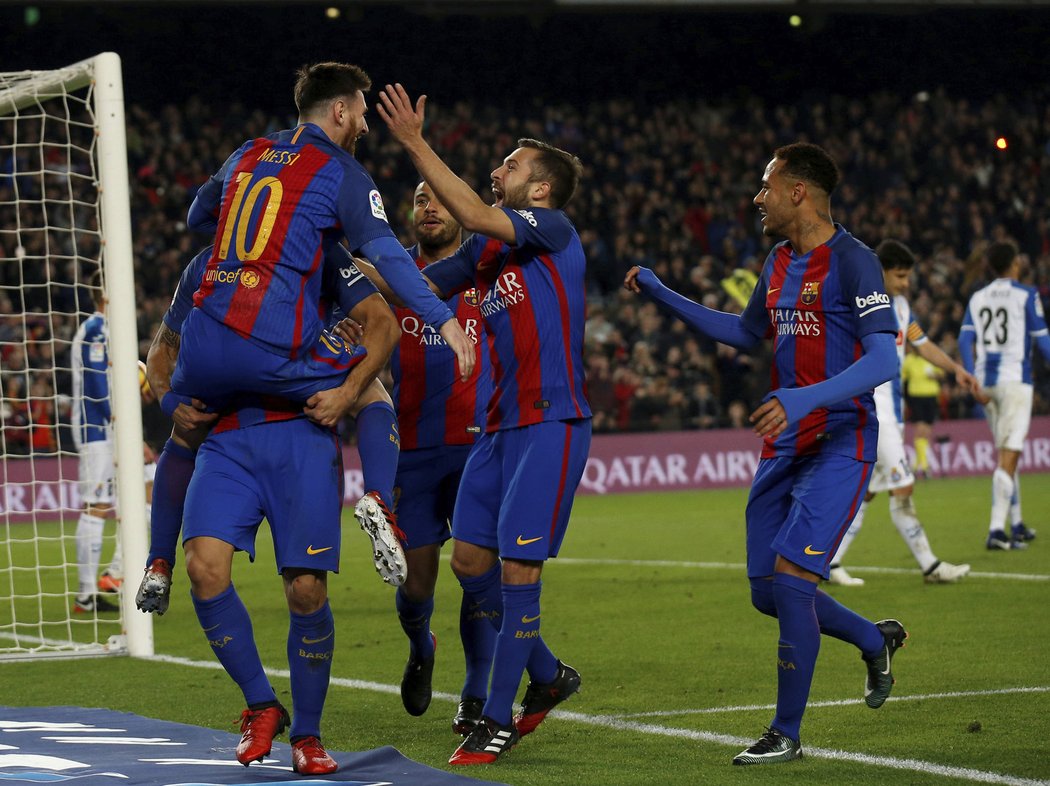 Fotbalisté Barcelony slaví gól do sítě Espanyolu