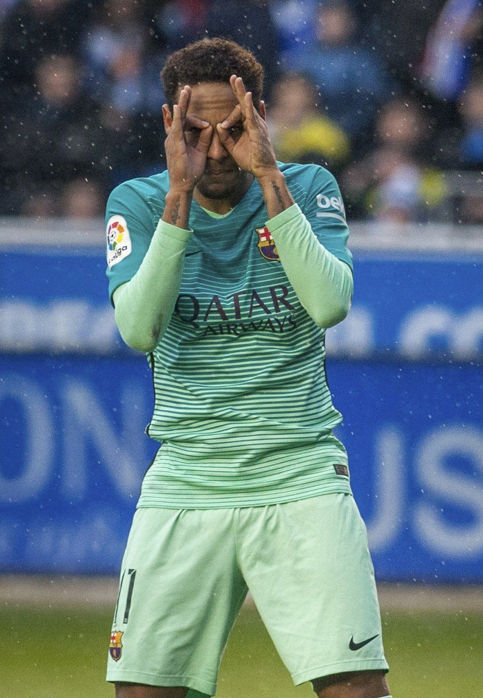 Útočník Barcelony Neymar slaví netradičně gól proti Alavésu