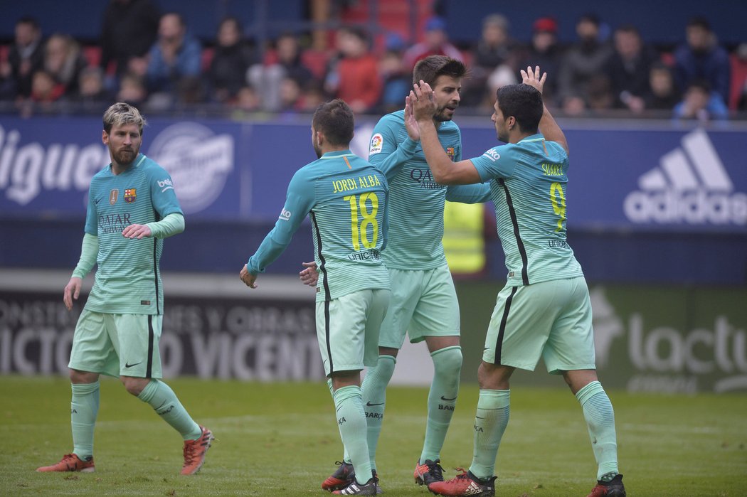 Fotbalisté Barcelony slaví gól do sítě Osasuny