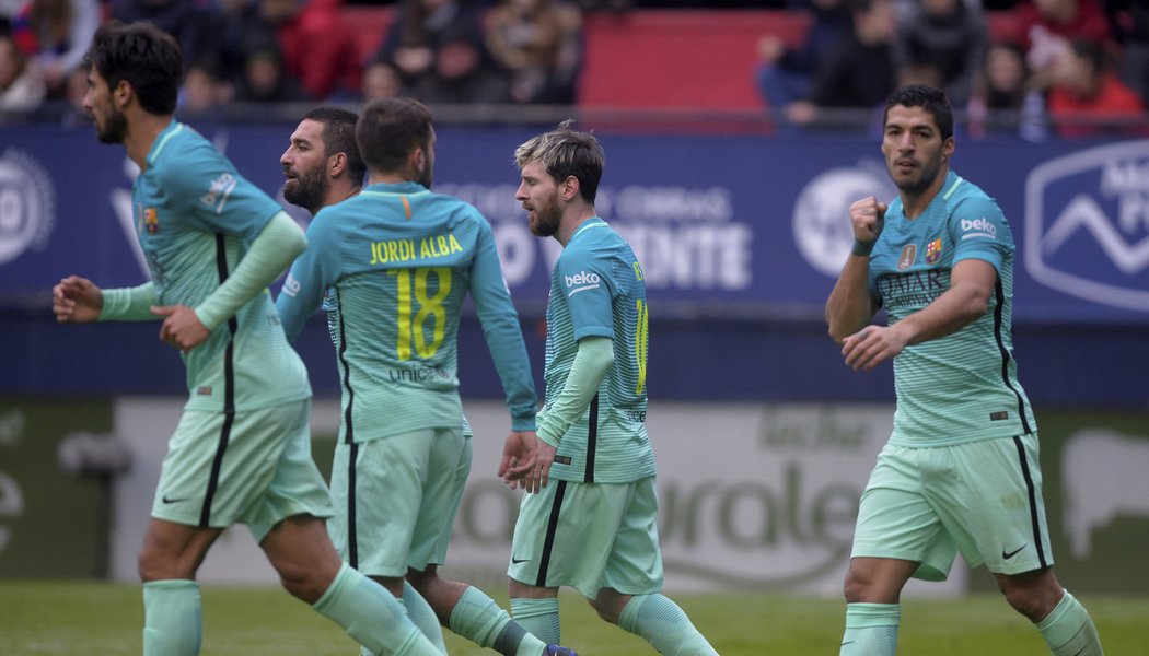 Fotbalisté Barcelony slaví gól do sítě Osasuny