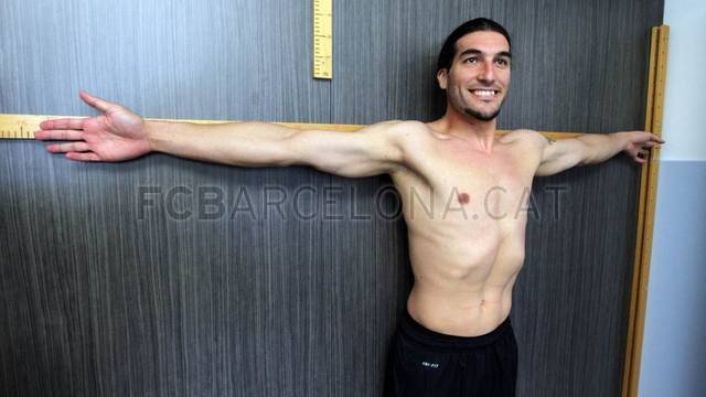 Náhradní brankář Barcelony Pinto na zdravotní prohlídce v tréninkovém centru Barcelony