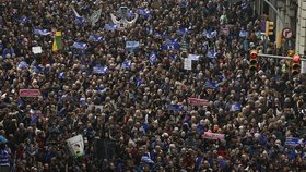 Tisíce lidí v Barceloně požadovaly přijetí více migrantů.