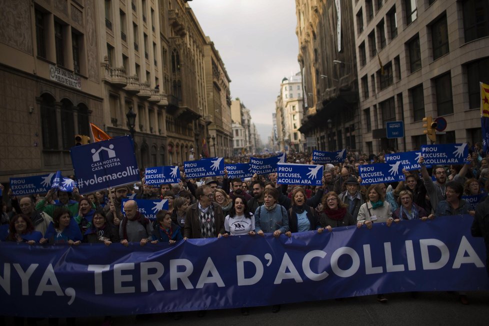 Tisíce lidí v Barceloně požadovaly přijetí více migrantů.