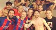Fotbalisté Barcelony slaví v kabině postup do čtvrtfinále Ligy mistrů