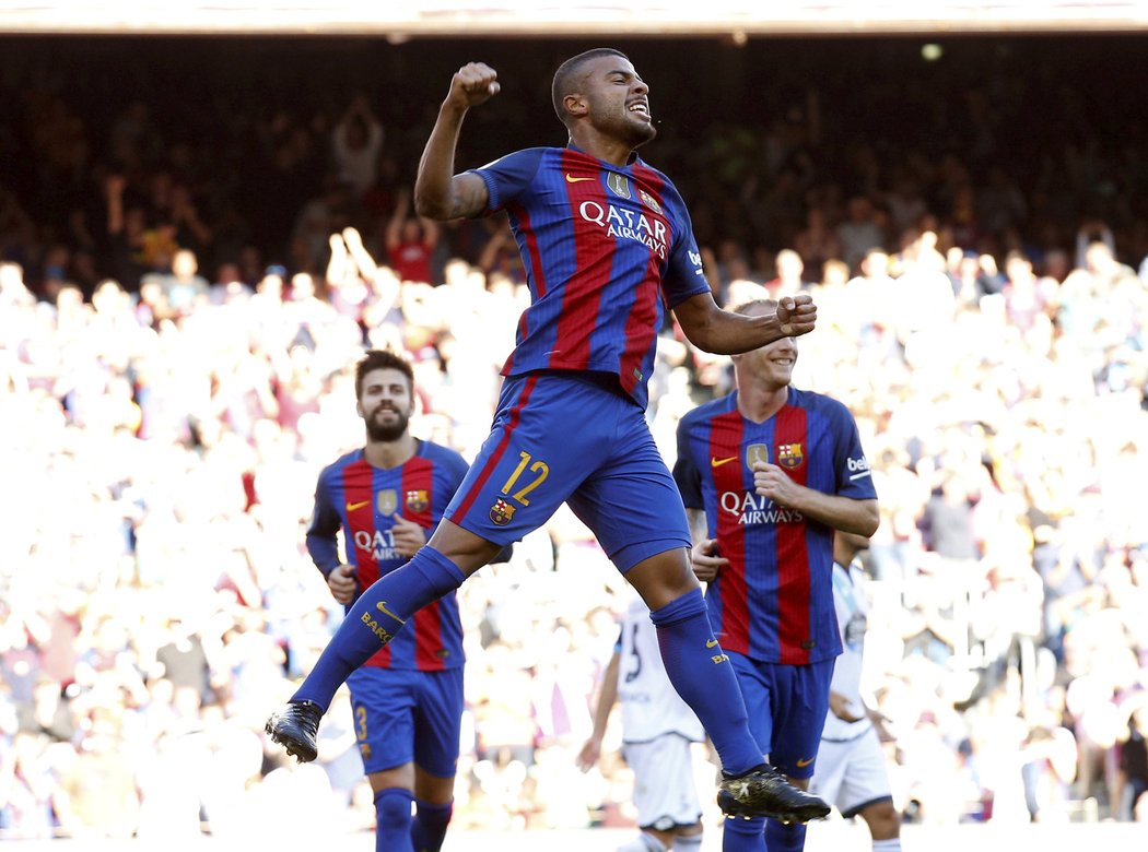 Záložník Barcelony Rafinha slaví gól do sítě Deportiva La Coruni