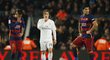 Zklamaní fotbalisté Barcelony po inkasovaném gólu v El Clásiku
