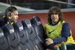 Andrés Iniesta a Carles Puyol na lavičce Barcelony.