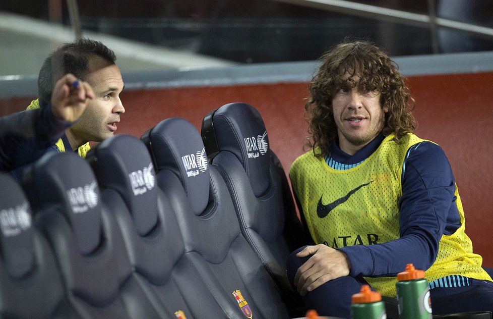 Andrés Iniesta a Carles Puyol na lavičce Barcelony.