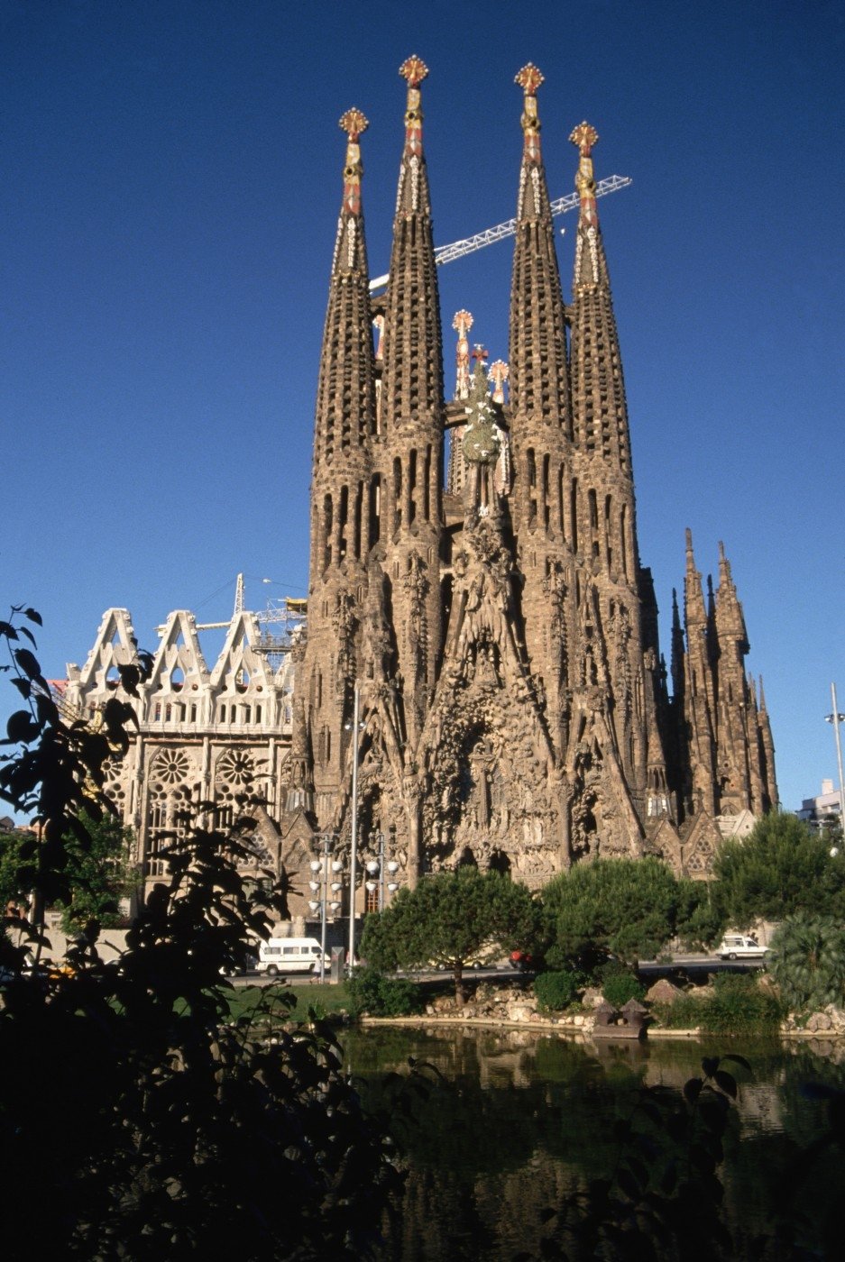 Katedrála Sagrada Familia v Barceloně stojíza prohlídku