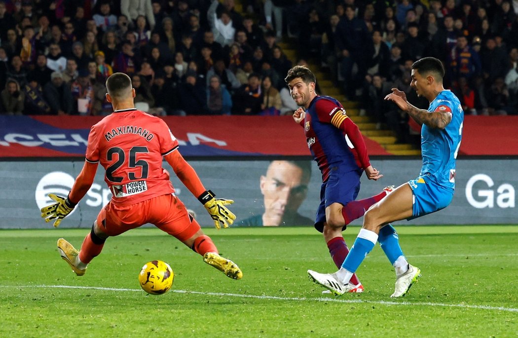 Barcelona přetlačila Almeríi 3:2, hned dva góly zaznamenal Sergi Roberto