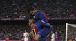 Hvězdy Barcelony Luis Suárez a Lionel Messi slaví gól do sítě Sevilly