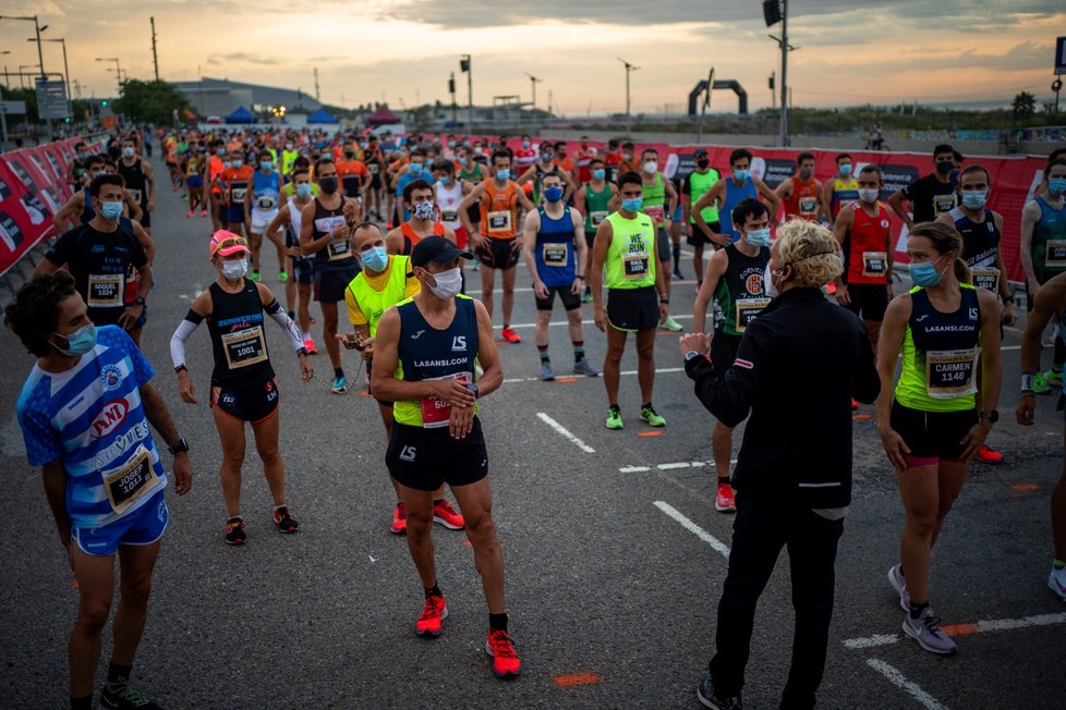 Koronavirus nezabránil konání španělské významné sportovní události. Sportovci na začátku běhu La Cursa de la Merce nasadili roušky a udržovali rozestupy. Běží se Barcelonou a trasa je dlouhá 10 kilometrů (19. 9. 2020).