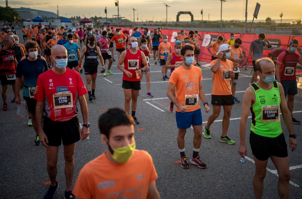 Koronavirus nezabránil konání španělské významné sportovní události. Sportovci na začátku běhu La Cursa de la Merce nasadili roušky a udržovali rozestupy. Běží se Barcelonou a trasa je dlouhá 10 kilometrů (19. 9. 2020).