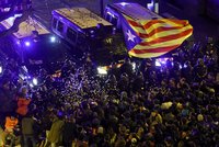 Za odtržení Katalánska hrozí politikům 25 let. Vzteklí Španělé vyrazili do ulic, tekla krev