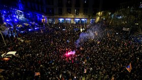 Páteční večerní protesty zorganizovali separatisté ještě před oznámením soudu v Madridu.