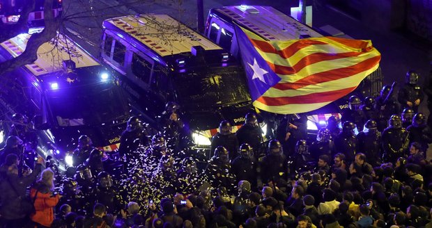 Za odtržení Katalánska hrozí politikům 25 let. Vzteklí Španělé vyrazili do ulic, tekla krev  