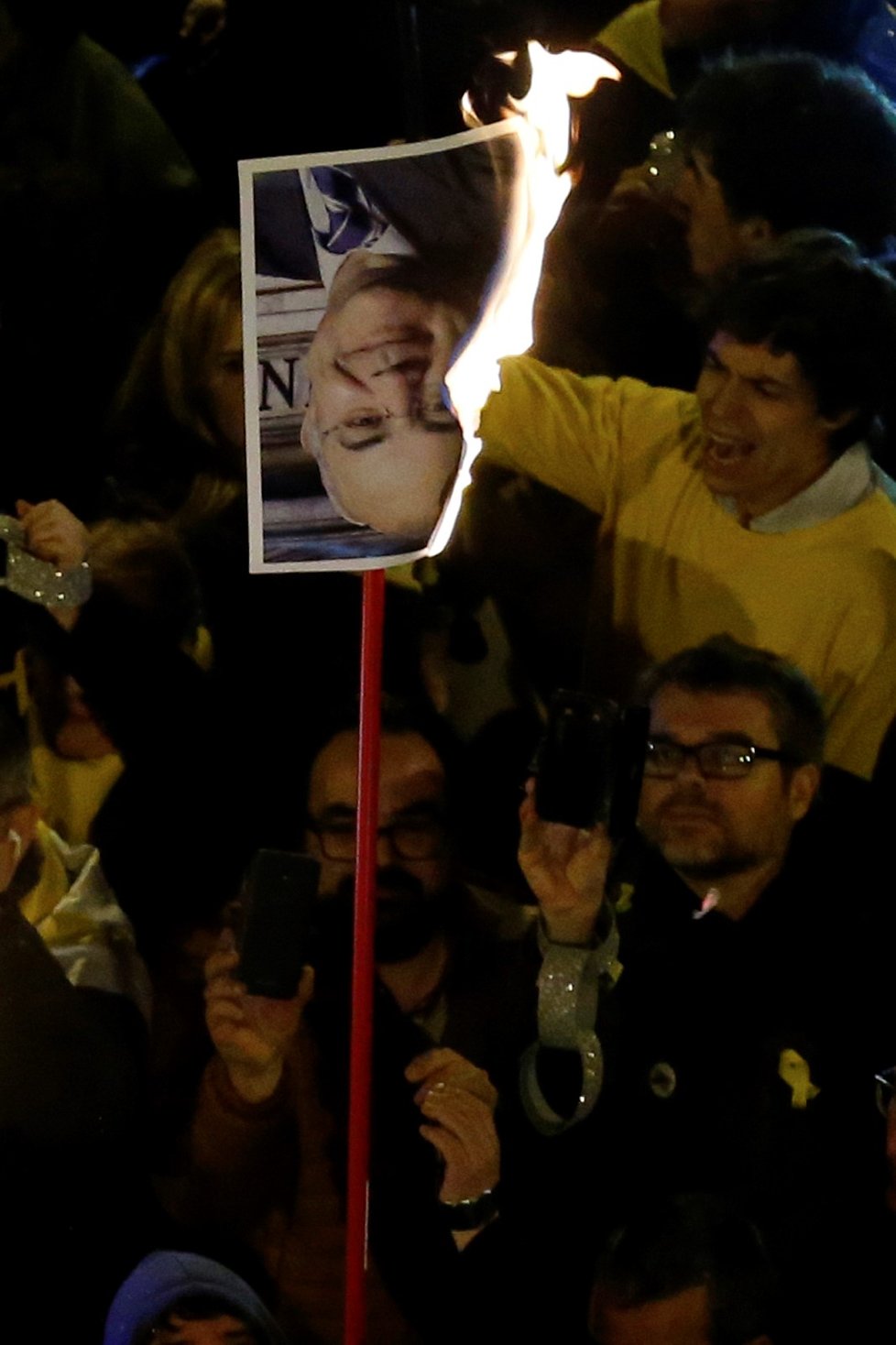 Demonstranti mávali katalánskými vlajkami a skandovali slogany o nezávislosti, někteří dokonce pálili obrazy soudce Nejvyššího soudu a španělského krále Filipa.