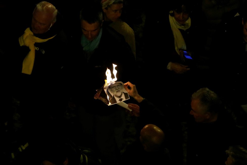 Více než 20 lidí bylo zraněno při demonstracích, které vypukly v Barceloně v pátek večer v reakci na obžalobu 13 katalánských politiků ze vzpoury kvůli jejich snahám o nezávislost regionu.