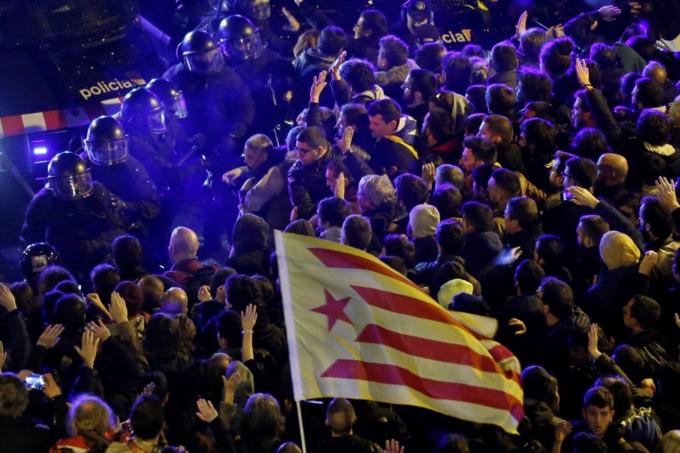 Páteční večerní protesty zorganizovali separatisté ještě před oznámením soudu v Madridu.