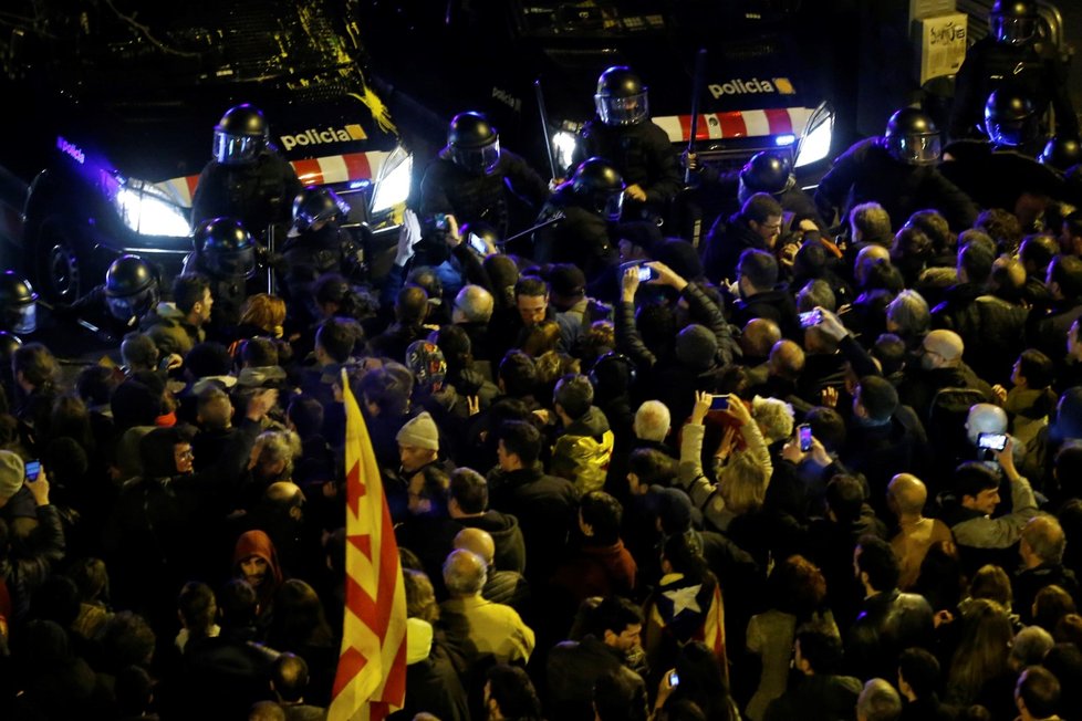 Více než 20 lidí bylo zraněno při demonstracích, které vypukly v Barceloně v pátek večer v reakci na obžalobu 13 katalánských politiků ze vzpoury kvůli jejich snahám o nezávislost regionu.