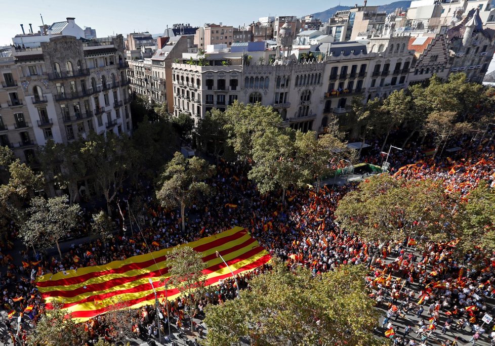 V Barceloně se na demonstraci za jednotu Španělska sešel více než milion lidí.