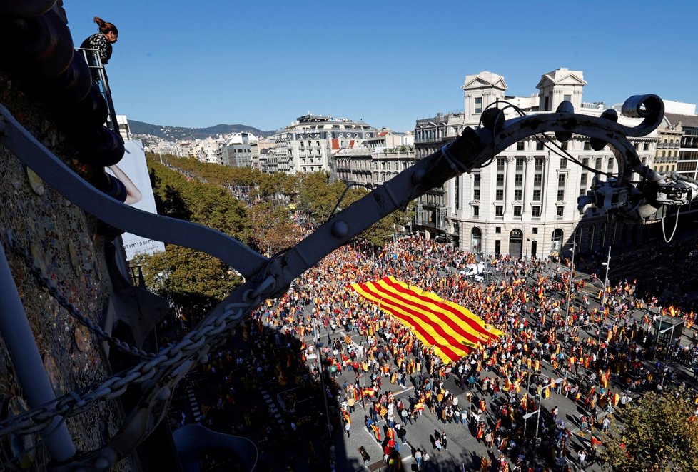 V Barceloně se na demonstraci za jednotu Španělska sešel více než milion lidí.