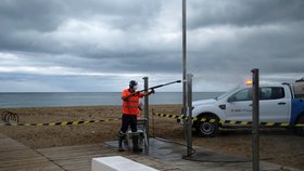 Barcelona je v druhé fázi uvolňování bezpečnostních opatření. Na nově otevřených plážích byly nainstalovány kamery, které hlídají počet návštěvníků.
