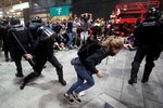 Policie ostře zasáhla proti demonstrantům na letišti v Barceloně