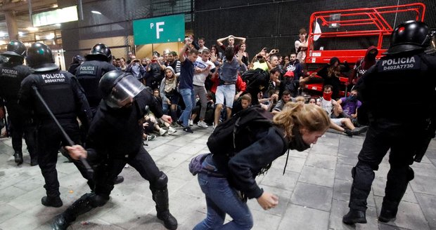 Soud rozdal tvrdé tresty katalánským politikům. Demonstrace ochromila letiště v Barceloně