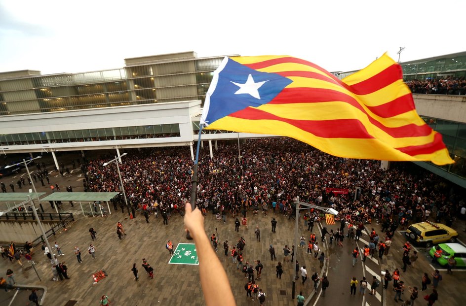 Policie ostře zasáhla proti demonstrantům na letišti v Barceloně.