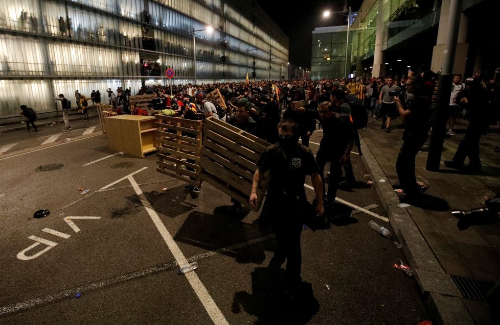 Policie ostře zasáhla proti demonstrantům na letišti v Barceloně